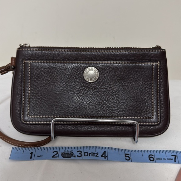 Coach vintage “Chelsea” brown pebbled leather wristlet - Picture 9 of 9